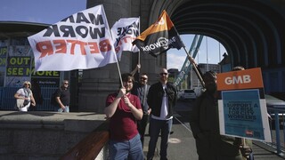 Βρετανία: «Κομφούζιο» σε γέφυρες του Λονδίνου από διαδηλώσεις ακτιβιστών