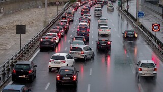 Μποτιλιαρισμένα τα αυτοκίνητα στον Κηφισό λόγω έντονης καταιγίδας