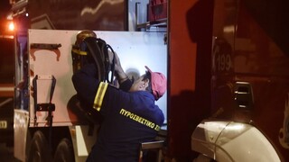Φωτιά σε μονοκατοικία στον Βύρωνα - Μεγάλη επιχείρηση της Πυροσβεστικής