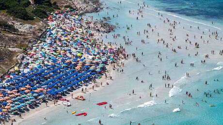 Ημερήσιο πλαφόν επισκεπτών βάζουν οι ιταλικές παραλίες για το φετινό καλοκαίρι