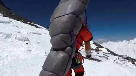 Συγκλονιστικά πλάνα: Καρέ – καρέ η διάσωση ορειβάτη από το Έβερεστ