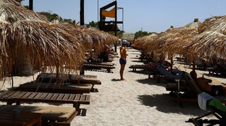 «Καίει» η τιμή της ξαπλώστρας – Πόσο κοστίζει το μπάνιο στις οργανωμένες παραλίες της Αττικής
