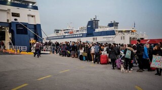 Τριήμερο Αγίου Πνεύματος: Το αδιαχώρητο στο λιμάνι του Πειραιά - Συνεχίζεται η μαζική έξοδος
