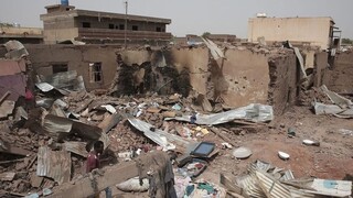 Μαίνονται οι μάχες στο Σουδάν: 180 μη ταυτοποιημένα πτώματα ενταφιάστηκαν