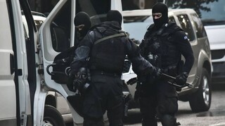 Συλλήψεις για επίθεση σε αστυνομικούς και καταστροφές σε καταστήματα στην Αθήνα