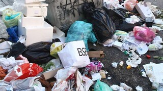Τήνος: «Πλημμύρισαν» από σκουπίδια οι δρόμοι εν όψει του Αγίου Πνεύματος - Έγιναν μηνύσεις