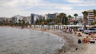 Αγίου Πνεύματος: Βούλιαξαν τις παραλίες οι Αθηναίοι - Το αδιαχώρητο σε Άλιμο και Φλοίσβο