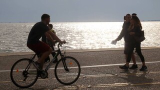 Θεσσαλονίκη: 60χρονος έπεσε στη θάλασσα την ώρα που έκανε ποδήλατο