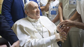 Ολοκληρώθηκε η επέμβαση του Πάπα Φραγκίσκου - Ποια η κατάσταση του