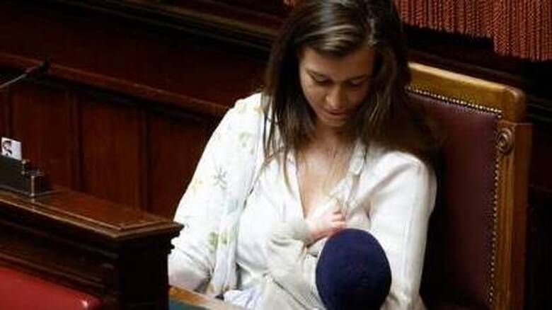 Η Ιταλίδα βουλευτής Γκίλντα Σπορτιέλο θήλασε τον γιο της στο κοινοβούλιο