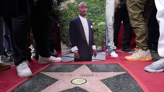 Ο Τούπακ απέκτησε αστέρι στη «Λεωφόρο της Δόξας» στο Χόλιγουντ μετά θάνατον