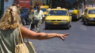 Άφησαν τυφλή κοπέλα να περιμένει μια ώρα για ταξί: Οργισμένος οδηγός με τους συναδέλφους του