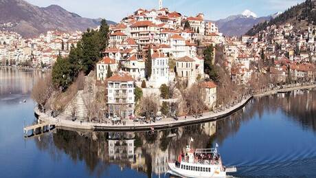 Καστοριά: Δροσερές βουτιές στα νερά της λίμνης από ντόπιους και τουρίστες
