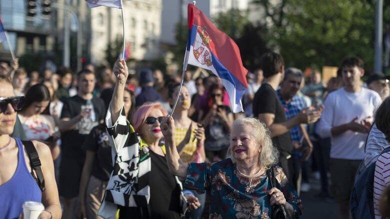 Σερβία: Δεκάδες χιλιάδες πολίτες διαδήλωσαν ξανά κατά της βίας