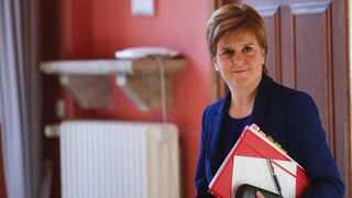 Σκωτία: Η Στέρτζιον δεν αποβλήθηκε από το κόμμα της - Παρά τη σύλληψη για οικονομικό σκάνδαλο