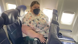 «Πληρώνουμε τα διπλά για την ίδια εμπειρία»: Το παράπονο των plus size επιβατών στα αεροπλάνα