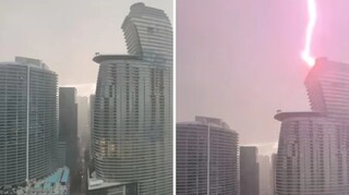Η στιγμή που κεραυνός χτυπάει ουρανοξύστη στο Μαϊάμι
