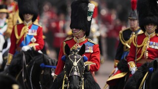 Βασιλιάς Κάρολος: Έφιππος στα 75α γενέθλιά του - Εντυπωσιακές εικόνες από τη στρατιωτική παρέλαση