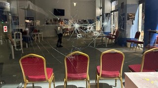Βόλος: Επίθεση με βαριοπούλες κατά του κεντρικού εκλογικού κέντρου της ΝΔ