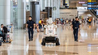 Σκηνικό… «Black Mirror» στη Σιγκαπούρη με ρομπότ-αστυνομικούς στο αεροδρόμιο