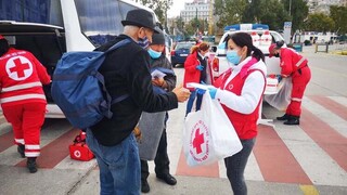 Δράση του Ελληνικού Ερυθρού Σταυρού για τους αστέγους την Πέμπτη στο λιμάνι του Πειραιά