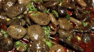 Οι τηγανητές... πέτρες είναι η νέα τάση στο street food της Κίνας