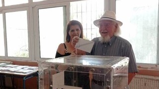 Eτών... 99 στις κάλπες: Ο πιο στιλάτος παππούς ψήφισε στον Βόλο - «Βγάλτε με φωτογραφία»