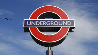 Τρόμος στο μετρό του Λονδίνου - Άνδρας αυτομαχαιρώθηκε μπροστά στους τρομαγμένους επιβάτες