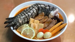 Η σούπα… Γκοτζίλα (με πόδι κροκόδειλου) που κάνει θραύση στην Ταϊβάν
