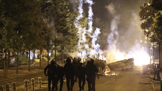 Δολοφονία 17χρονου στη Γαλλία: Συνεχίζεται το χάος - Νεκρός διαδηλωτής και πυρά από τεθωρακισμένα