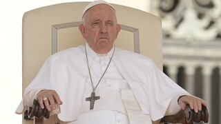 «Αισθάνομαι θυμό και αηδία»: Ο πάπας Φραγκίσκος καταδικάζει το κάψιμο του Κορανίου