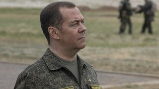 Μεντβέντεφ: Ενίσχυση των ρωσικών ενόπλων δυνάμεων με 185.000 νέους στρατιώτες