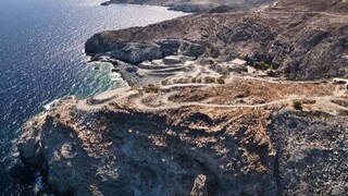 Στην Τήνο η μεγαλύτερη φυσική μαρμάρινη πισίνα της Μεσογείου