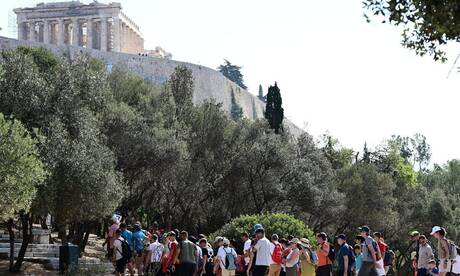 Μεγάλες ουρές από τουρίστες για να επισκεφτούν την Ακρόπολη