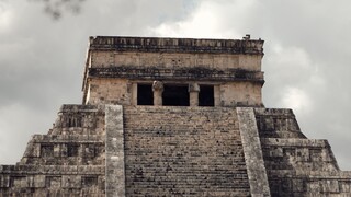 Φρικιαστική ανακάλυψη: Ξύλινο κανό από οστά ανθρώπων και ζώων σε πόλη των Μάγια