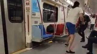 Σοκ στο Τορόντο: Η στιγμή που μαχαιρώνουν επιβάτη μέσα στο μετρό