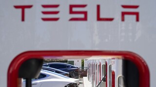 Γαλλία: Αισιοδοξία Λε Μερ για μεγάλες επενδύσεις από την Tesla του Μασκ