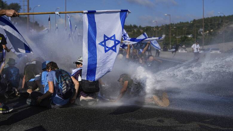 Ισραήλ: Εγκρίθηκε η μεταρρύθμιση του δικαστικού συστήματος - Χιλιάδες διαδηλωτές στους δρόμους