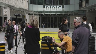 Στριμωγμένο το BBC για τον παρουσιαστή που πλήρωνε 17χρονο για ροζ φωτογραφίες