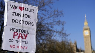 Σε πρωτοφανή πολυήμερη απεργία προχωρούν σήμερα εκπαιδευόμενοι γιατροί στη Βρετανία