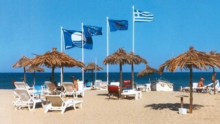 Γαλάζια Σημαία: Αφαιρέθηκε από 13 ελληνικές ακτές – Δείτε ποιες είναι