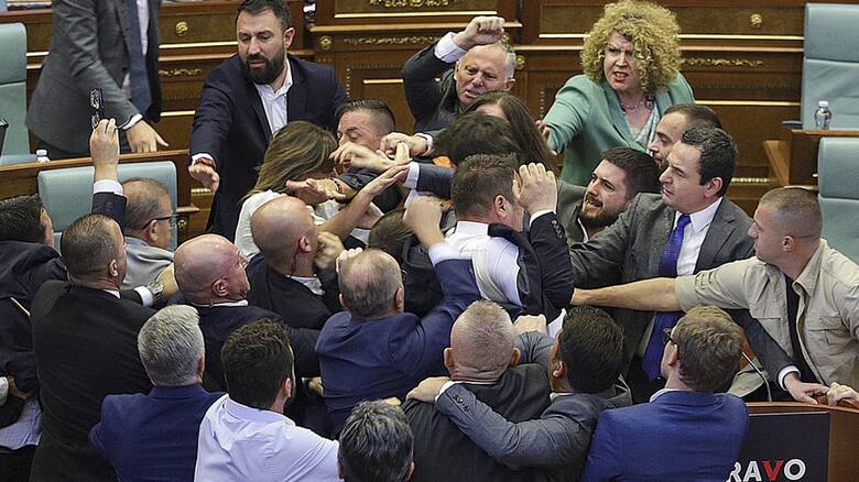 Χάος στο κοινοβούλιο του Κοσόβου: Βουλευτές πιάστηκαν στα χέρια