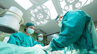 ΗΠΑ: Μοναδική στα χρονικά διπλή μεταμόσχευση έσωσε 31χρονη