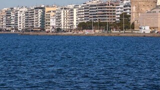 Θεσσαλονίκη: Έπεσε στη θάλασσα για να αυτοκτονήσει - Τον πρόλαβαν αστυνομικοί