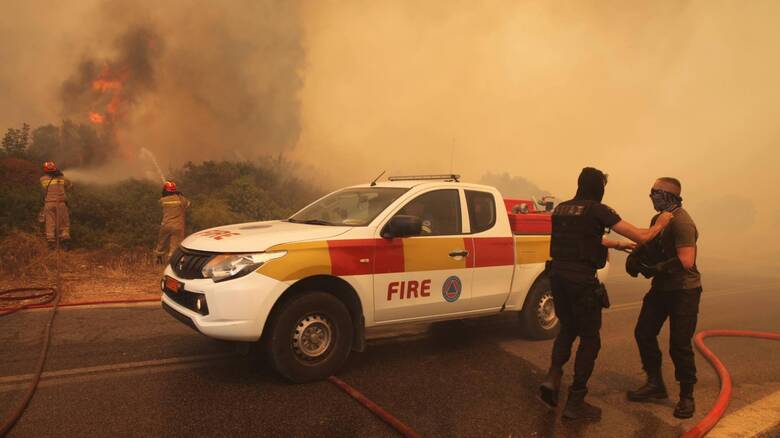 Φωτιά στο Νέο Κουβαρά: Καίγονται τα πρώτα σπίτια λέει ο δήμαρχος Σαρωνικού
