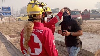 Φωτιά στον Κουβαρά: Οι εθελοντές του Ελληνικού Ερυθρού Σταυρού στην πρώτη γραμμή