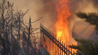 Το CNN Greece στη φωτιά της Σαρωνίδας: Η στιγμή που σπίτια παραδόθηκαν στις φλόγες
