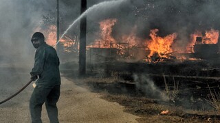 Φωτιά στο Λουτράκι: «Κάηκε το σπίτι μας, δεν έχω φάρμακα, μείναμε στο δρόμο» λέει κάτοικος