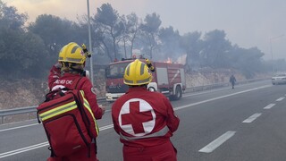 Πυρκαγιές: Στο πλευρό των πυροσβεστών όλη τη νύχτα ο Ελληνικός Ερυθρός Σταυρός