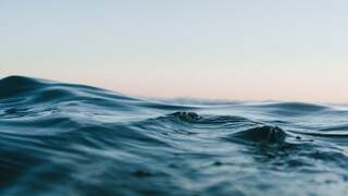 Μπάνιο στη θάλασσα και την πισίνα: 10 συστάσεις από το CDC για την προστασία από τον πνιγμό